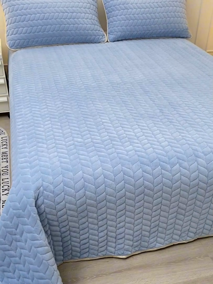 91家纺网 家纺一手货源 找家纺 金艾草 2024新款高克重牛奶绒床垫床盖双面使用 浅蓝