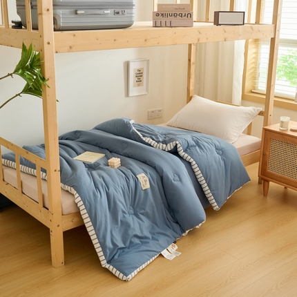 91家纺网 家纺一手货源 找家纺 子由家居 2024新款b类简约立体条纹学生季大豆被 条纹-牛仔蓝