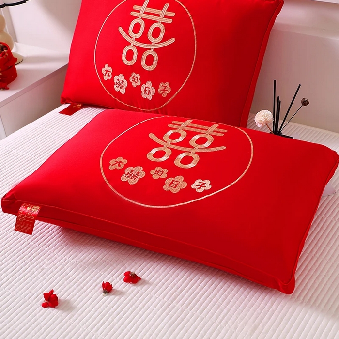 91家纺网 家纺一手货源 找家纺 佳尚枕芯 2025新款全棉纯棉刺绣喜庆婚庆结婚多用枕头枕芯 大囍的日子48x74cm/只