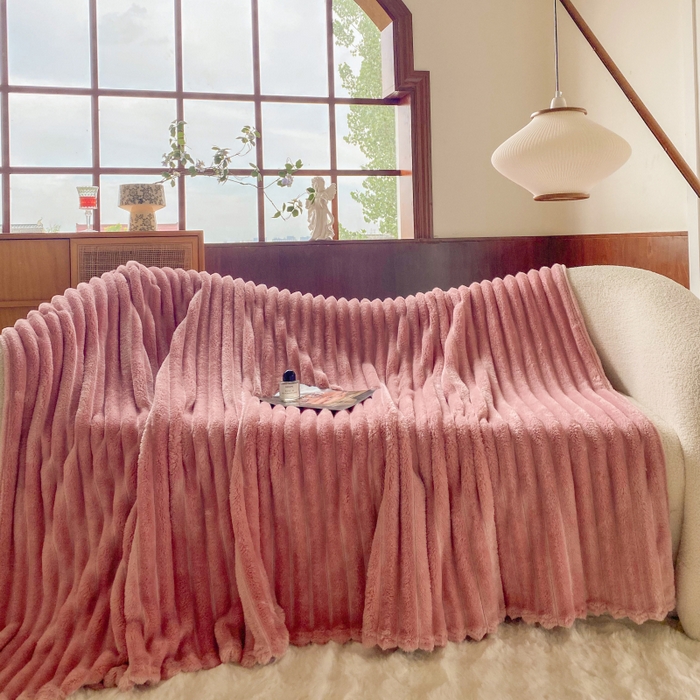 91家纺网 家纺一手货源 找家纺 潮邦创意家居 2025新款双面340G 4.5公分大抽条立体绒毯毛毯盖毯可供跨境电商可压缩  宽条豆沙粉