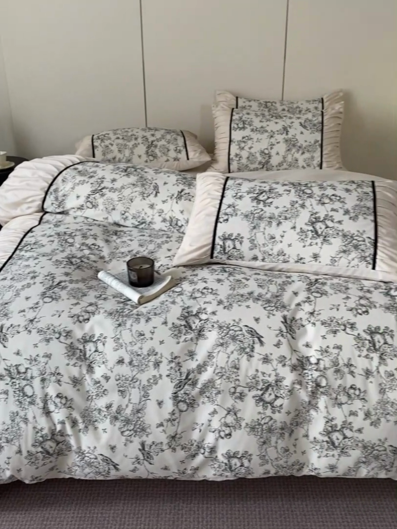 91家纺网 家纺一手货源 找家纺 一左一右 2024秋冬新款法式复古印花褶皱花边水洗磨毛四件套-场景一（提供买家秀） 奶油白