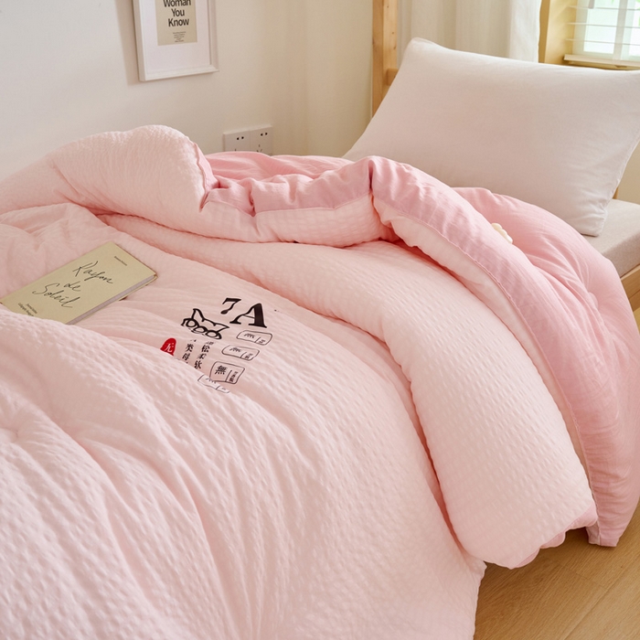 91家纺网 家纺一手货源 找家纺 子由家居 2024新款b类泡泡格7A抗菌学生季大豆被 泡泡学生被-浅粉