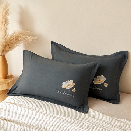 91家纺网 家纺一手货源 找家纺 （总）丰淘家纺 2024新款水洗棉刺绣一字荷枕套