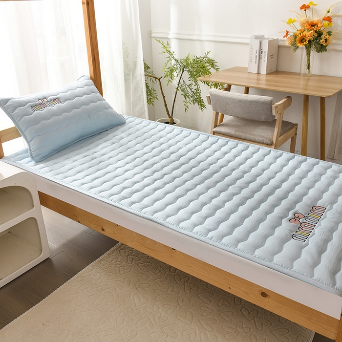 91家纺网 家纺一手货源 找家纺 恋绒家纺 2025新款刺绣款床垫学生床垫床褥宿舍上下铺床护垫 mini-天空蓝