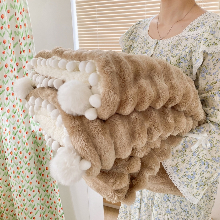 91家纺网 家纺一手货源 找家纺 潮邦创意家居 2025新款340G 4.5公分大抽条配羊羔绒立体工艺绒毯毛毯盖毯可供跨境电商可压缩 宽条球毯奶咖