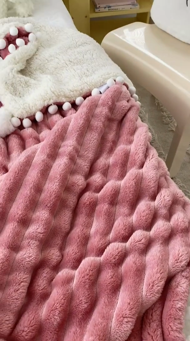 91家纺网 家纺一手货源 找家纺 潮邦创意家居 2025新款340G 4.5公分大抽条配羊羔绒立体工艺绒毯毛毯盖毯可供跨境电商可压缩 宽条球毯豆沙