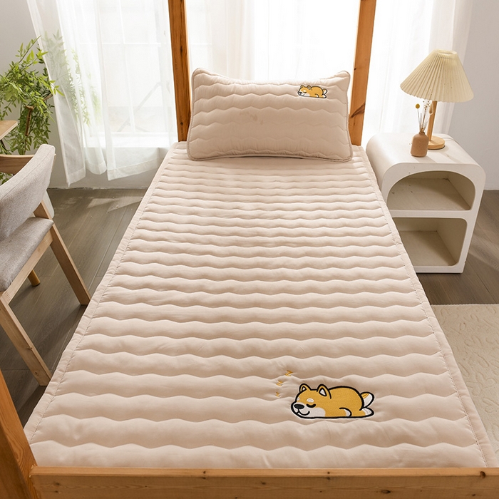 91家纺网 家纺一手货源 找家纺 恋绒家纺 2025新款刺绣款床垫学生床垫床褥宿舍上下铺床护垫 柯基KJ-奶油杏