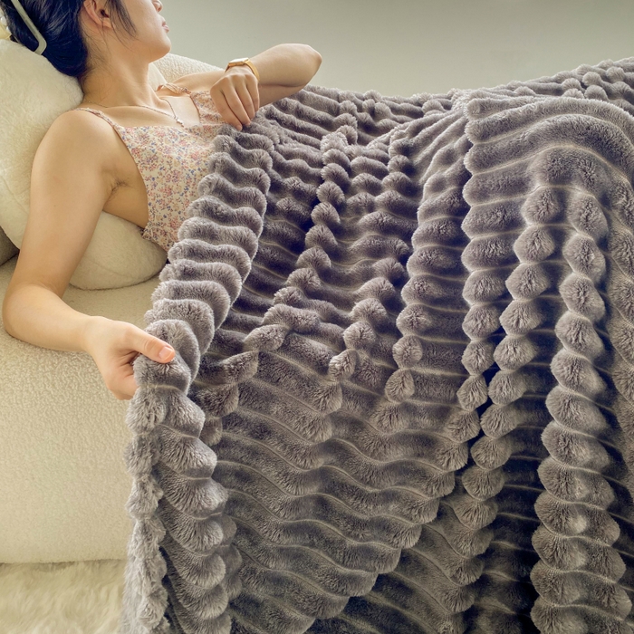 91家纺网 家纺一手货源 找家纺 潮邦创意家居 2025双面340G 4.5公分大抽条立体绒毯毛毯盖毯可供跨境电商可压缩  宽条极光灰