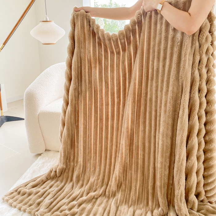 91家纺网 家纺一手货源 找家纺 潮邦创意家居 2025新款双面340G 4.5公分大抽条立体绒毯毛毯盖毯可供跨境电商可压缩  宽条丝雾棕