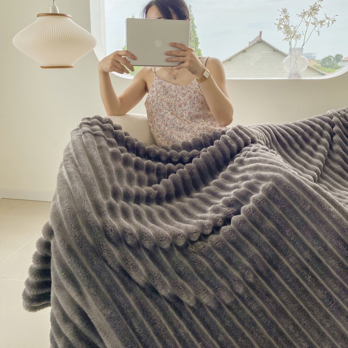 91家纺网 家纺一手货源 找家纺 潮邦创意家居 2025双面340G 4.5公分大抽条立体绒毯毛毯盖毯可供跨境电商可压缩  宽条极光灰