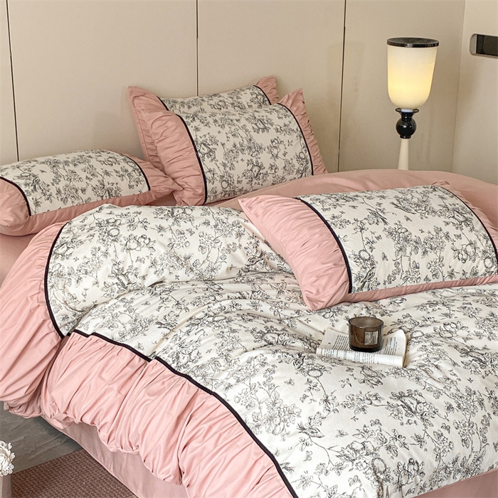 91家纺网 家纺一手货源 找家纺 一左一右 2024秋冬新款法式复古印花褶皱花边水洗磨毛四件套-场景一（提供买家秀） 胭脂粉