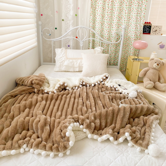 91家纺网 家纺一手货源 找家纺 潮邦创意家居 2025新款340G 4.5公分大抽条配羊羔绒立体工艺绒毯毛毯盖毯可供跨境电商可压缩 宽条球毯奶咖