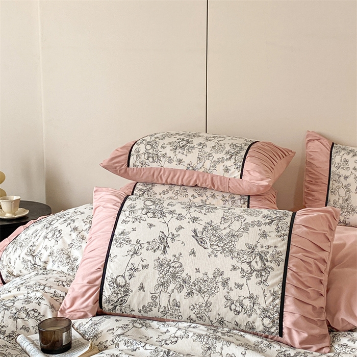 91家纺网 家纺一手货源 找家纺 一左一右 2024秋冬新款法式复古印花褶皱花边水洗磨毛四件套-场景一（提供买家秀） 胭脂粉