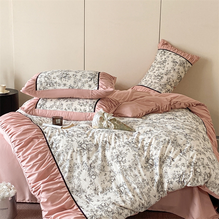 91家纺网 家纺一手货源 找家纺 一左一右 2024秋冬新款法式复古印花褶皱花边水洗磨毛四件套-场景一（提供买家秀） 胭脂粉