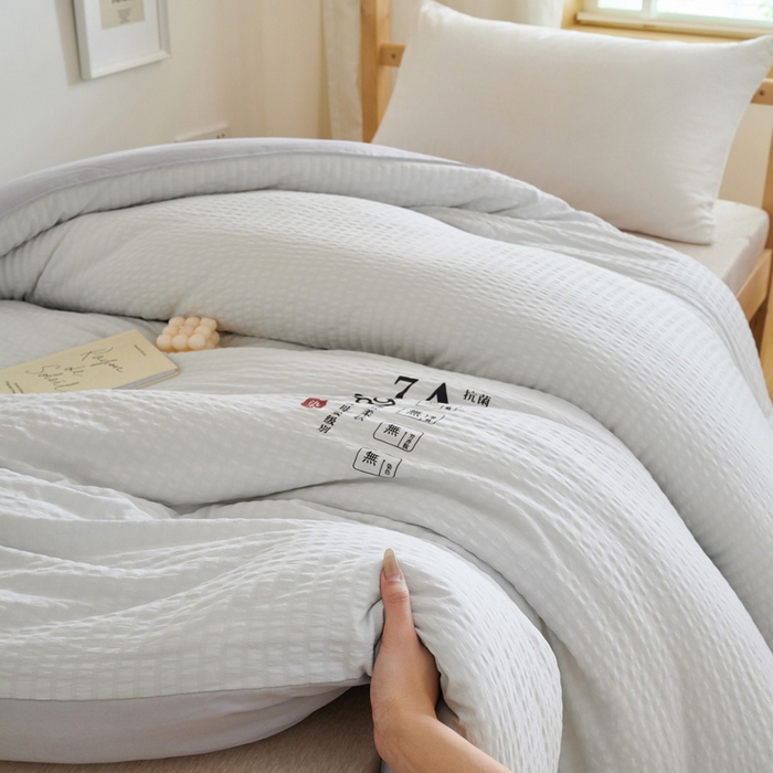 91家纺网 家纺一手货源 找家纺 子由家居 2024新款b类泡泡格7A抗菌学生季大豆被 泡泡学生被-浅灰