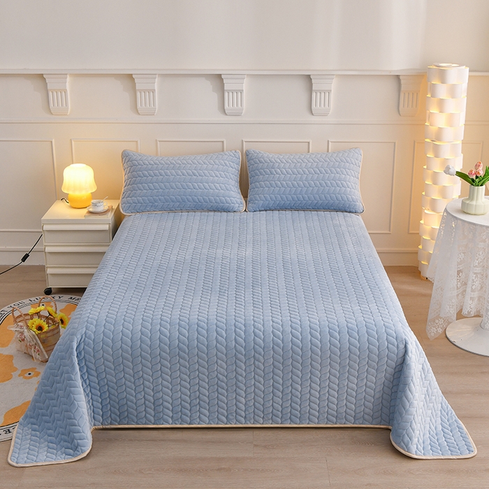 91家纺网 家纺一手货源 找家纺 金艾草 2024新款高克重牛奶绒床垫床盖双面使用 浅蓝