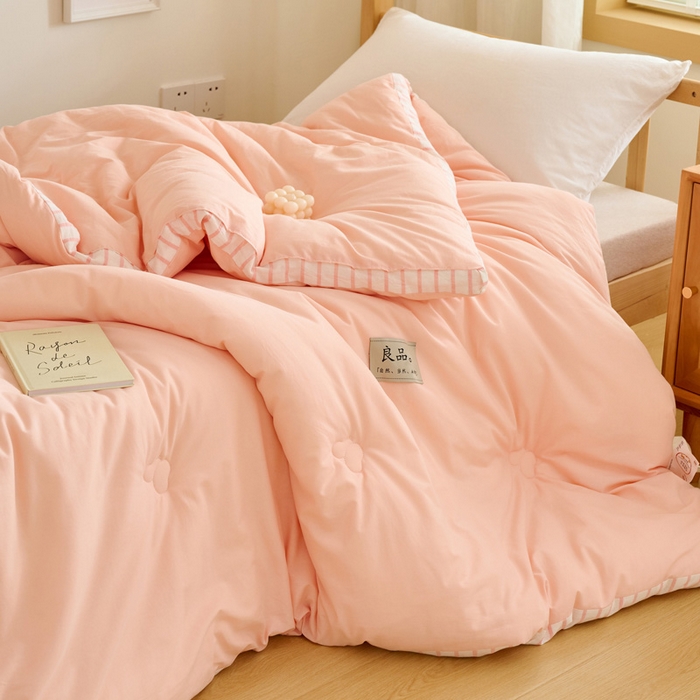 91家纺网 家纺一手货源 找家纺 子由家居 2024新款b类简约立体条纹学生季大豆被 条纹-浅粉