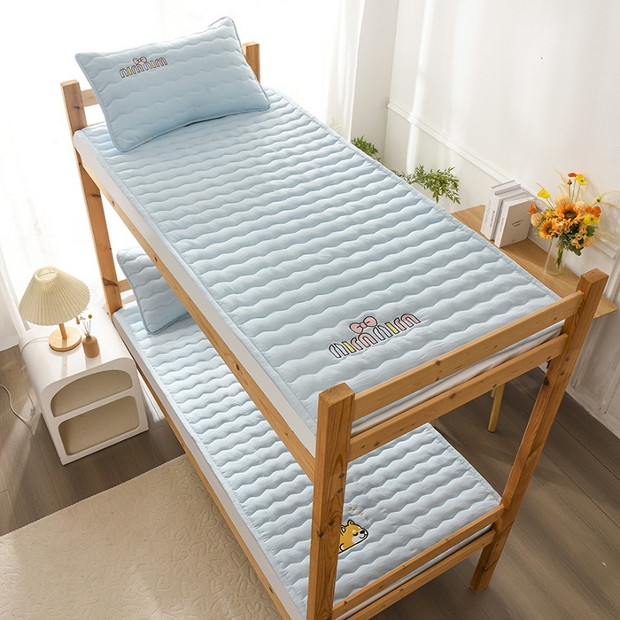 91家纺网 家纺一手货源 找家纺 恋绒家纺 2025新款刺绣款床垫学生床垫床褥宿舍上下铺床护垫 mini-天空蓝