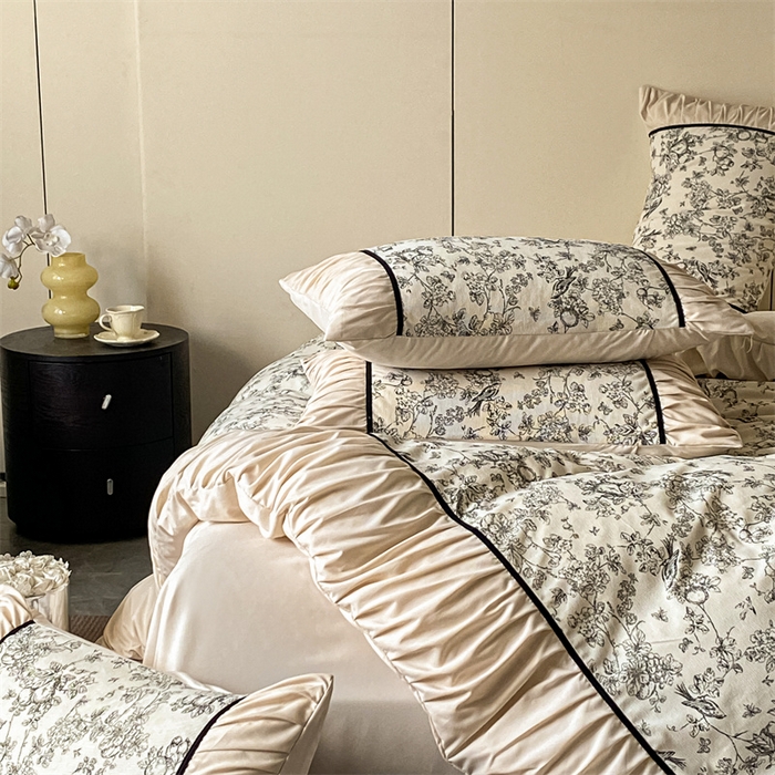 91家纺网 家纺一手货源 找家纺 一左一右 2024秋冬新款法式复古印花褶皱花边水洗磨毛四件套-场景一（提供买家秀） 奶油白