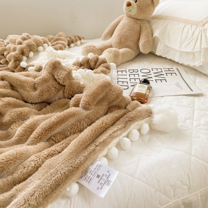 91家纺网 家纺一手货源 找家纺 潮邦创意家居 2025新款340G 4.5公分大抽条配羊羔绒立体工艺绒毯毛毯盖毯可供跨境电商可压缩 宽条球毯奶咖