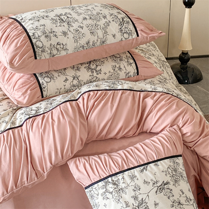 91家纺网 家纺一手货源 找家纺 一左一右 2024秋冬新款法式复古印花褶皱花边水洗磨毛四件套-场景一（提供买家秀） 胭脂粉