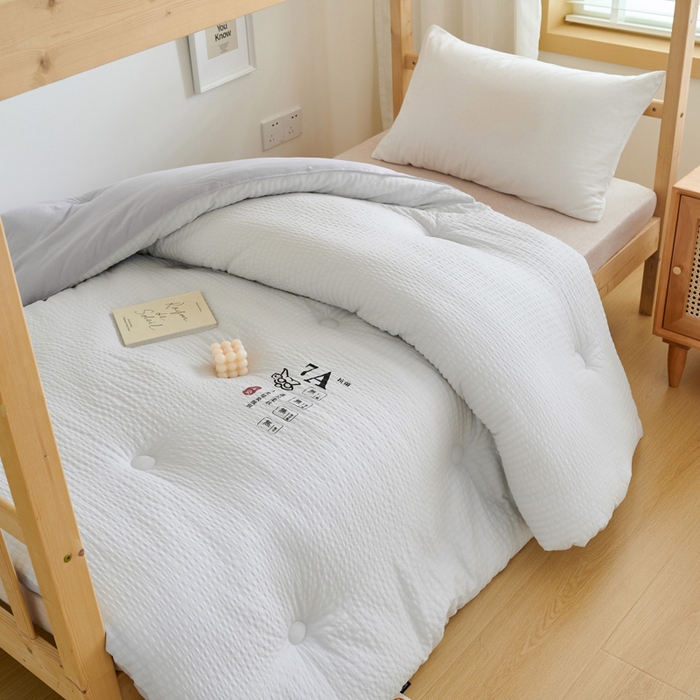 91家纺网 家纺一手货源 找家纺 子由家居 2024新款b类泡泡格7A抗菌学生季大豆被 泡泡学生被-浅灰
