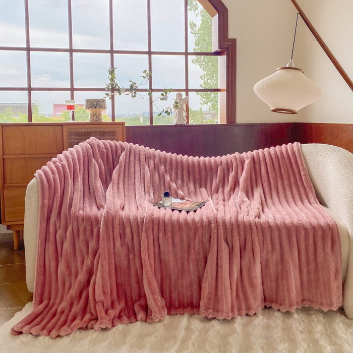 91家纺网 家纺一手货源 找家纺 潮邦创意家居 2025新款双面340G 4.5公分大抽条立体绒毯毛毯盖毯可供跨境电商可压缩  宽条豆沙粉