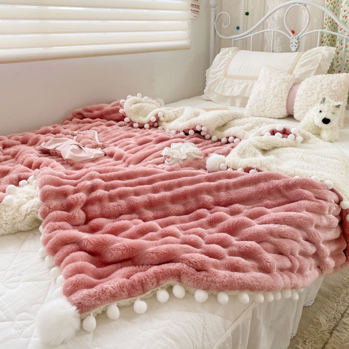 91家纺网 家纺一手货源 找家纺 潮邦创意家居 2025新款340G 4.5公分大抽条配羊羔绒立体工艺绒毯毛毯盖毯可供跨境电商可压缩 宽条球毯豆沙