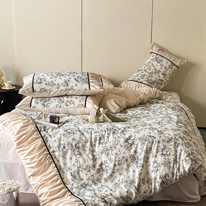 91家纺网 家纺一手货源 找家纺 一左一右 2024秋冬新款法式复古印花褶皱花边水洗磨毛四件套-场景一（提供买家秀） 奶油白