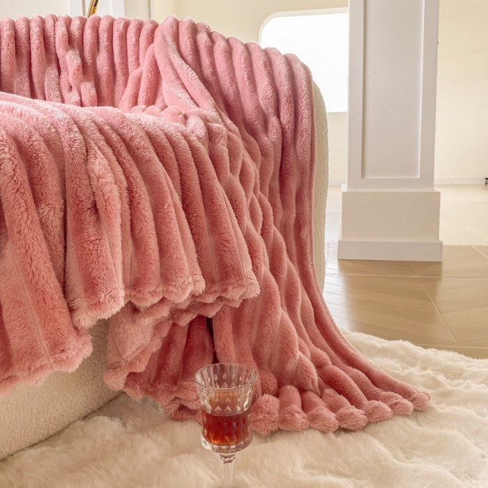 91家纺网 家纺一手货源 找家纺 潮邦创意家居 2025新款双面340G 4.5公分大抽条立体绒毯毛毯盖毯可供跨境电商可压缩  宽条豆沙粉