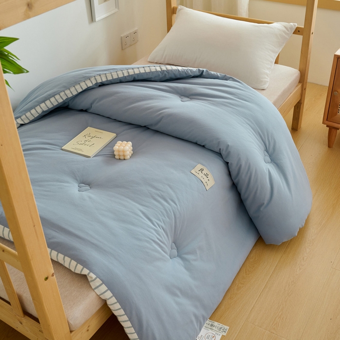 91家纺网 家纺一手货源 找家纺 子由家居 2024新款b类简约立体条纹学生季大豆被 条纹-浅蓝