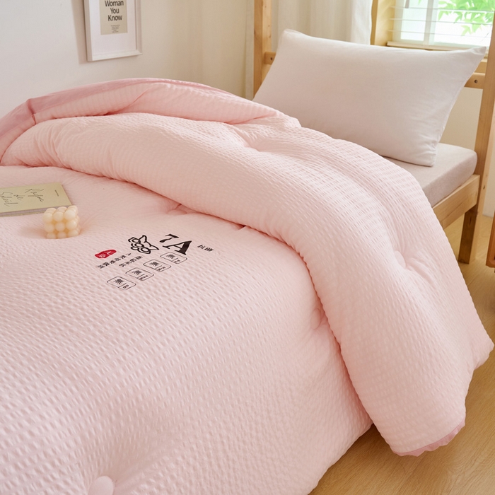 91家纺网 家纺一手货源 找家纺 子由家居 2024新款b类泡泡格7A抗菌学生季大豆被 泡泡学生被-浅粉