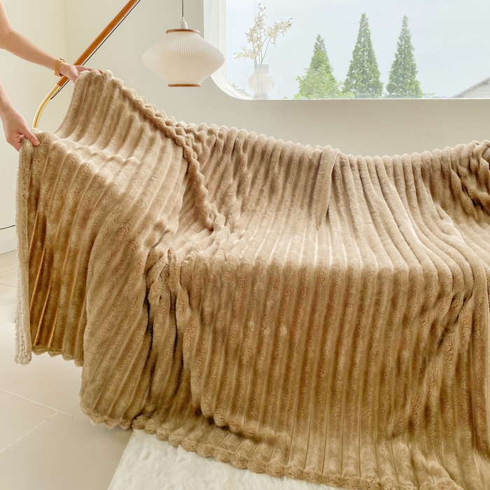 91家纺网 家纺一手货源 找家纺 潮邦创意家居 2025新款双面340G 4.5公分大抽条立体绒毯毛毯盖毯可供跨境电商可压缩  宽条丝雾棕