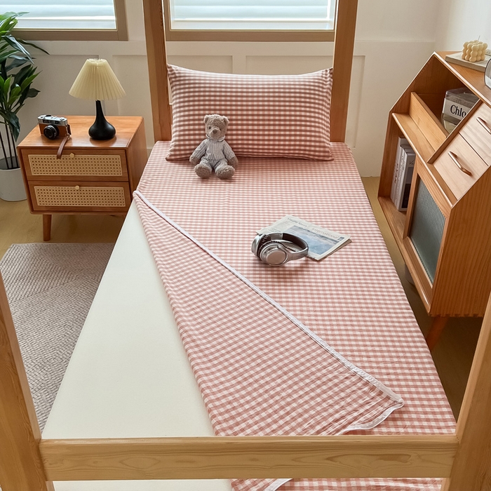 91家纺网 家纺一手货源 找家纺 九沐良品 新款全棉色织水洗棉学生三件套六件套大礼包 粉小格