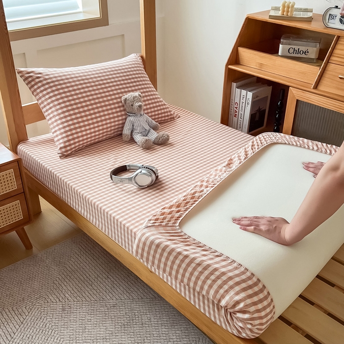 91家纺网 家纺一手货源 找家纺 九沐良品 新款全棉色织水洗棉学生三件套六件套大礼包 粉小格