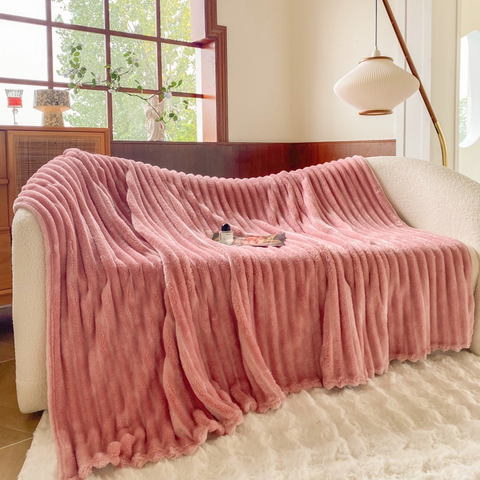 91家纺网 家纺一手货源 找家纺 潮邦创意家居 2025新款双面340G 4.5公分大抽条立体绒毯毛毯盖毯可供跨境电商可压缩  宽条豆沙粉