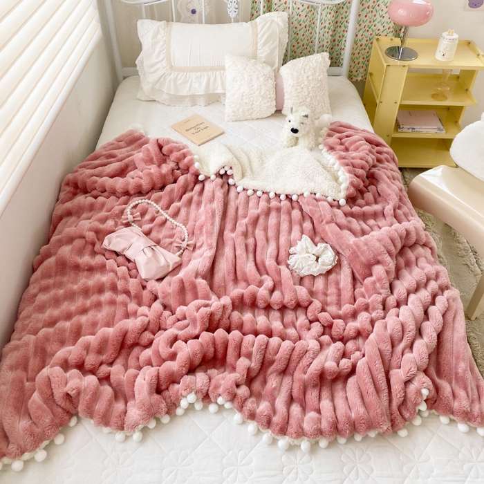 91家纺网 家纺一手货源 找家纺 潮邦创意家居 2025新款340G 4.5公分大抽条配羊羔绒立体工艺绒毯毛毯盖毯可供跨境电商可压缩 宽条球毯豆沙