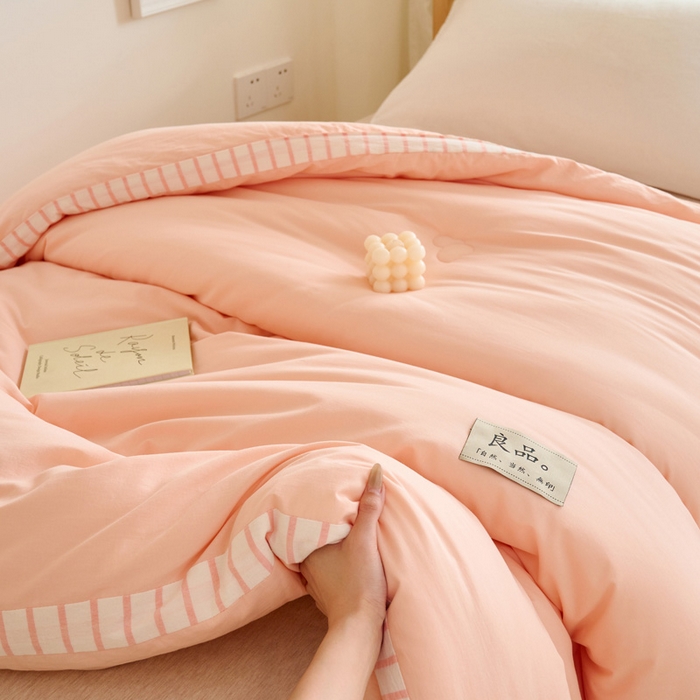 91家纺网 家纺一手货源 找家纺 子由家居 2024新款b类简约立体条纹学生季大豆被 条纹-浅粉