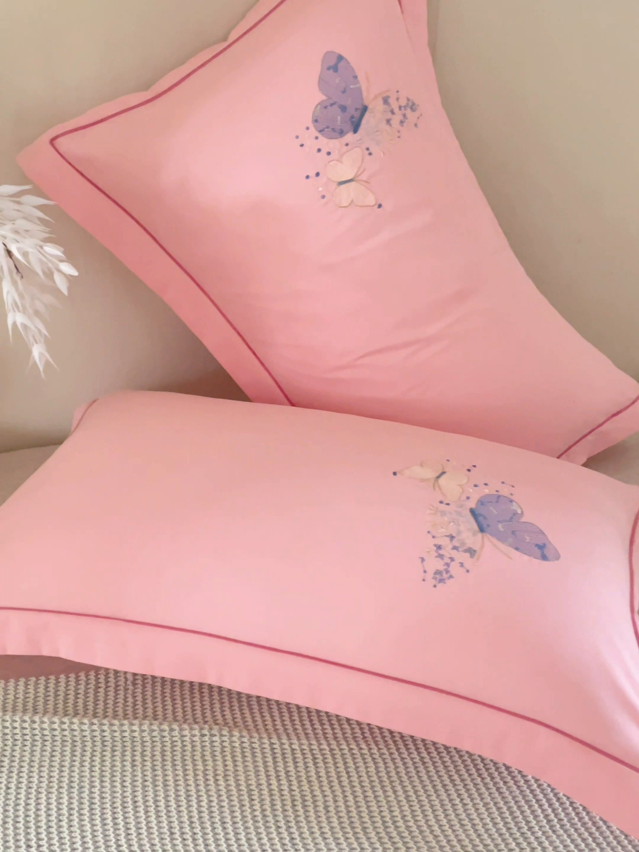 91家纺网 家纺一手货源 找家纺 （总）丰淘家纺 2024新款水洗棉刺绣羽蝶枕套