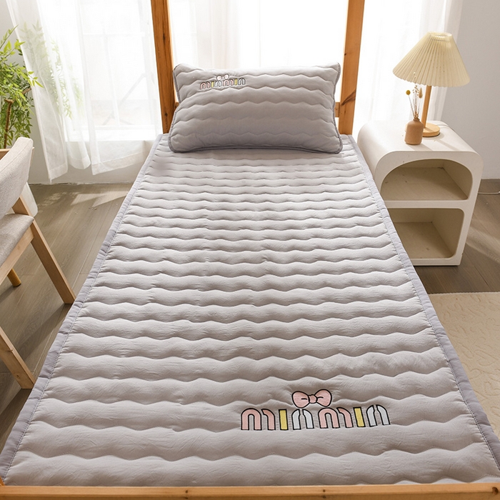 91家纺网 家纺一手货源 找家纺 恋绒家纺 2025新款刺绣款床垫学生床垫床褥宿舍上下铺床护垫 mini-奥丁灰