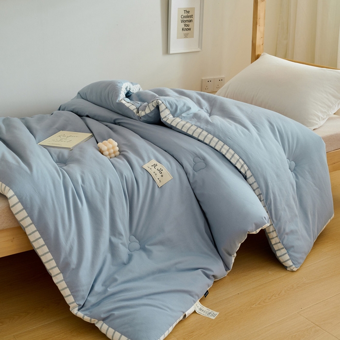 91家纺网 家纺一手货源 找家纺 子由家居 2024新款b类简约立体条纹学生季大豆被 条纹-浅蓝