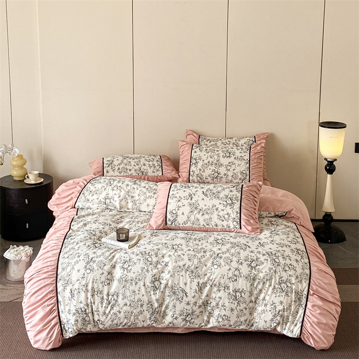 91家纺网 家纺一手货源 找家纺 一左一右 2024秋冬新款法式复古印花褶皱花边水洗磨毛四件套-场景一（提供买家秀） 胭脂粉