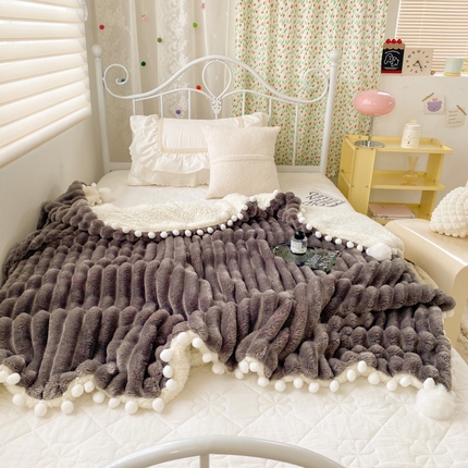 91家纺网 家纺一手货源 找家纺 潮邦创意家居 2025新款340G 4.5公分大抽条配羊羔绒立体工艺绒毯毛毯盖毯可供跨境电商可压缩 宽条球毯高级灰