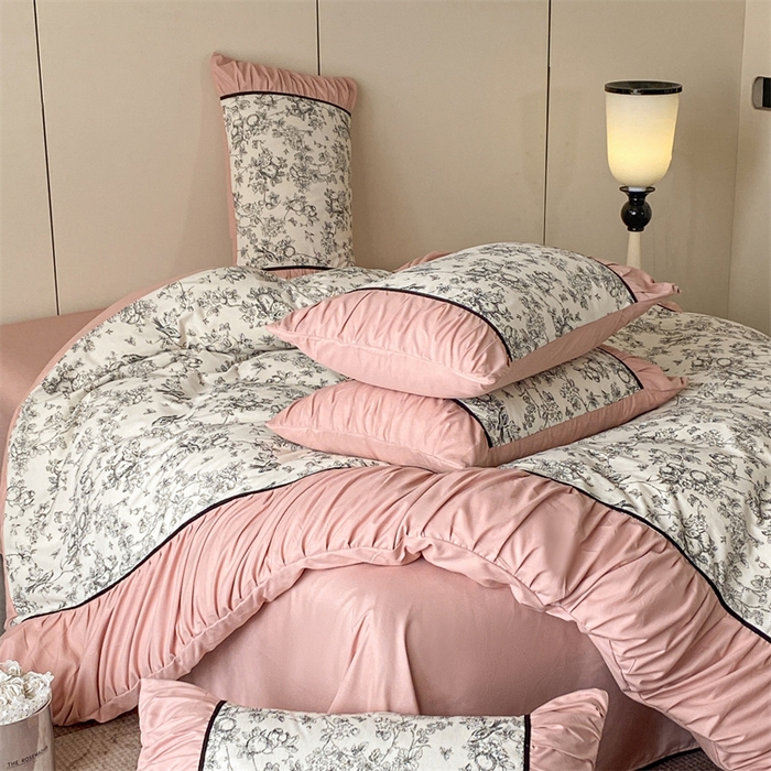 91家纺网 家纺一手货源 找家纺 一左一右 2024秋冬新款法式复古印花褶皱花边水洗磨毛四件套-场景一（提供买家秀） 胭脂粉