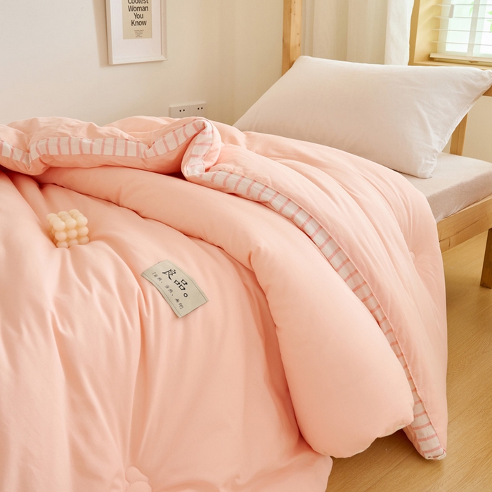 91家纺网 家纺一手货源 找家纺 子由家居 2024新款b类简约立体条纹学生季大豆被 条纹-浅粉