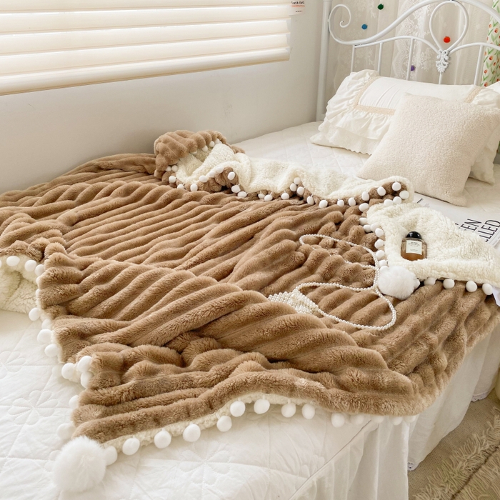 91家纺网 家纺一手货源 找家纺 潮邦创意家居 2025新款340G 4.5公分大抽条配羊羔绒立体工艺绒毯毛毯盖毯可供跨境电商可压缩 宽条球毯奶咖