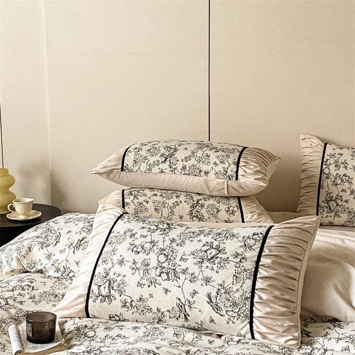 91家纺网 家纺一手货源 找家纺 一左一右 2024秋冬新款法式复古印花褶皱花边水洗磨毛四件套-场景一（提供买家秀） 奶油白