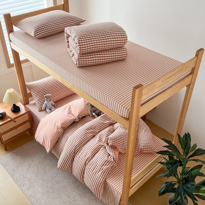 91家纺网 家纺一手货源 找家纺 九沐良品 新款全棉色织水洗棉学生三件套六件套大礼包 粉小格