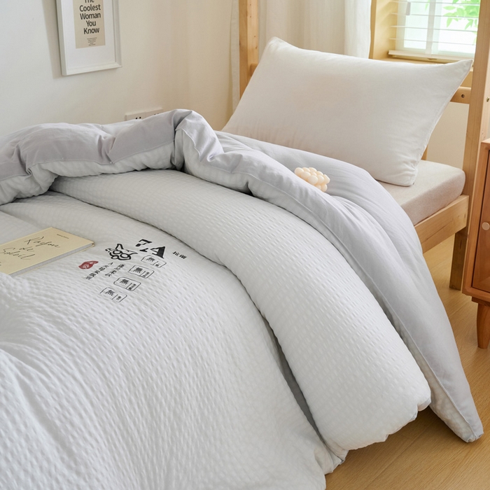 91家纺网 家纺一手货源 找家纺 子由家居 2024新款b类泡泡格7A抗菌学生季大豆被 泡泡学生被-浅灰