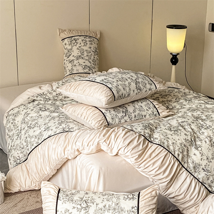 91家纺网 家纺一手货源 找家纺 一左一右 2024秋冬新款法式复古印花褶皱花边水洗磨毛四件套-场景一（提供买家秀） 奶油白